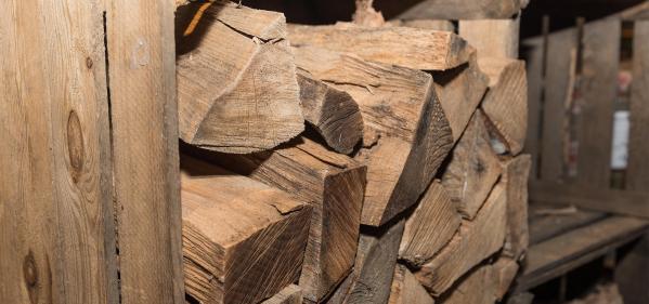 Buying kiln dried logs in crates: How they can save you money